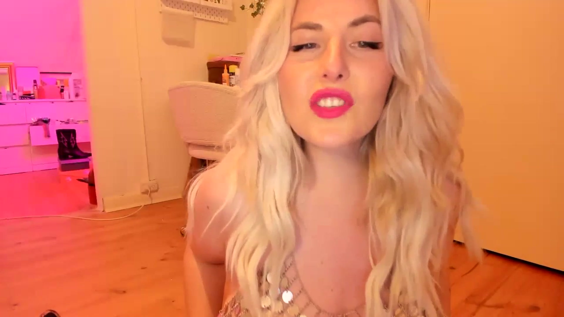 Gallery image thumbnail from Fun_Nikki's myfreecams stream on, 07/01/2023, 13:43 image 17 of 20