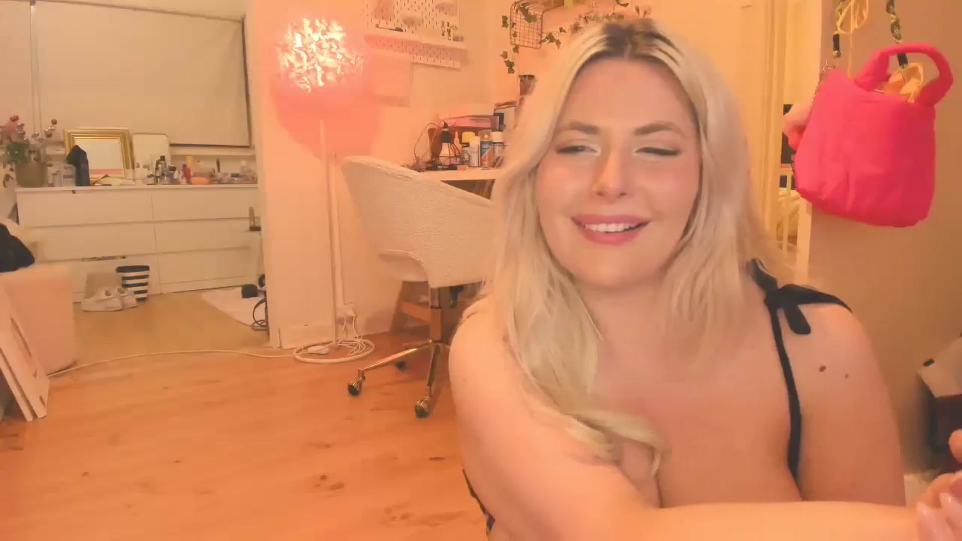 Gallery image thumbnail from Fun_Nikki's myfreecams stream on, 08/12/2023, 11:58 image 8 of 20