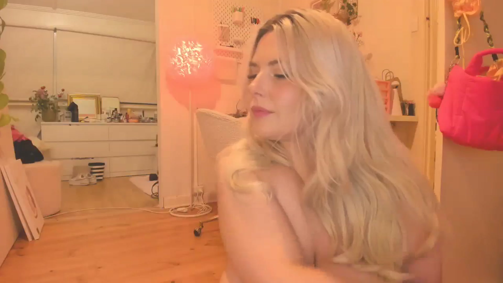 Gallery image thumbnail from Fun_Nikki's myfreecams stream on, 08/12/2023, 11:58 image 16 of 20