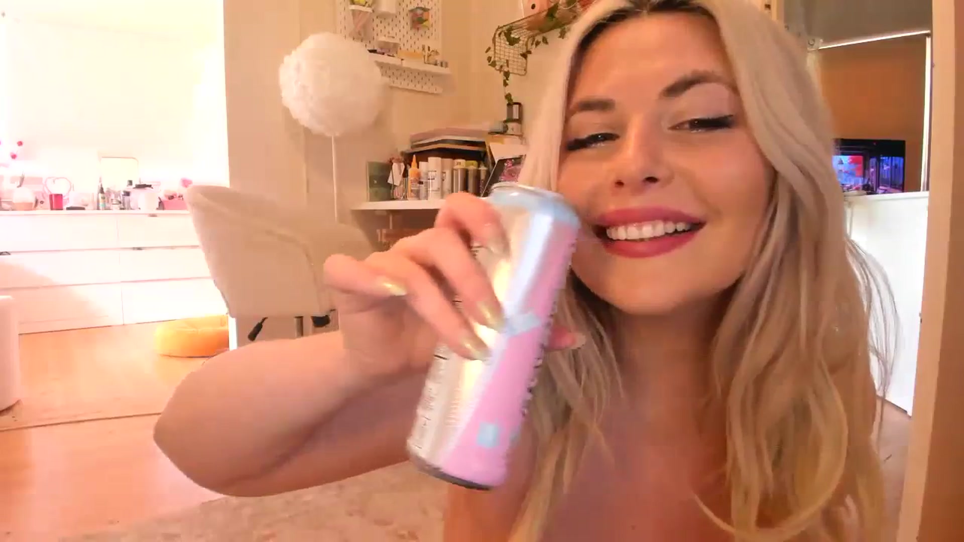 Gallery image thumbnail from Fun_Nikki's myfreecams stream on, 10/06/2023, 04:07 image 9 of 20