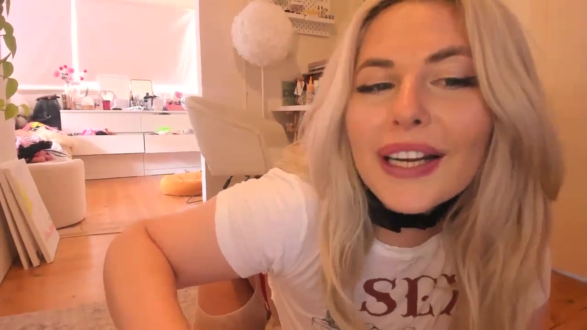 Gallery image thumbnail from Fun_Nikki's myfreecams stream on, 10/06/2023, 04:07 image 19 of 20
