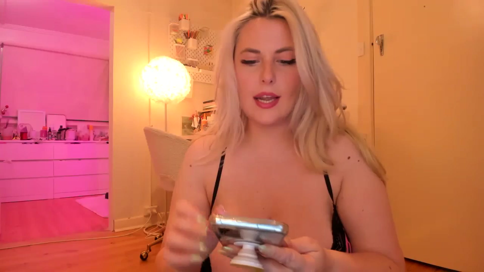 Gallery image thumbnail from Fun_Nikki's myfreecams stream on, 10/07/2023, 11:15 image 3 of 20