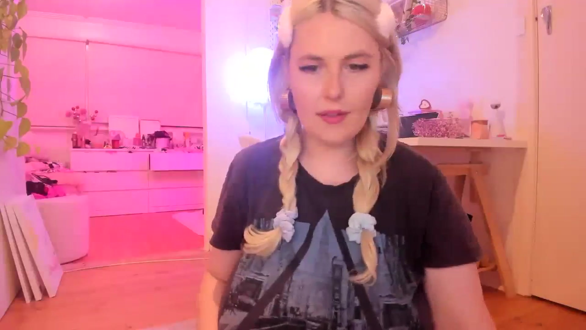 Gallery image thumbnail from Fun_Nikki's myfreecams stream on, 10/07/2023, 16:14 image 16 of 20