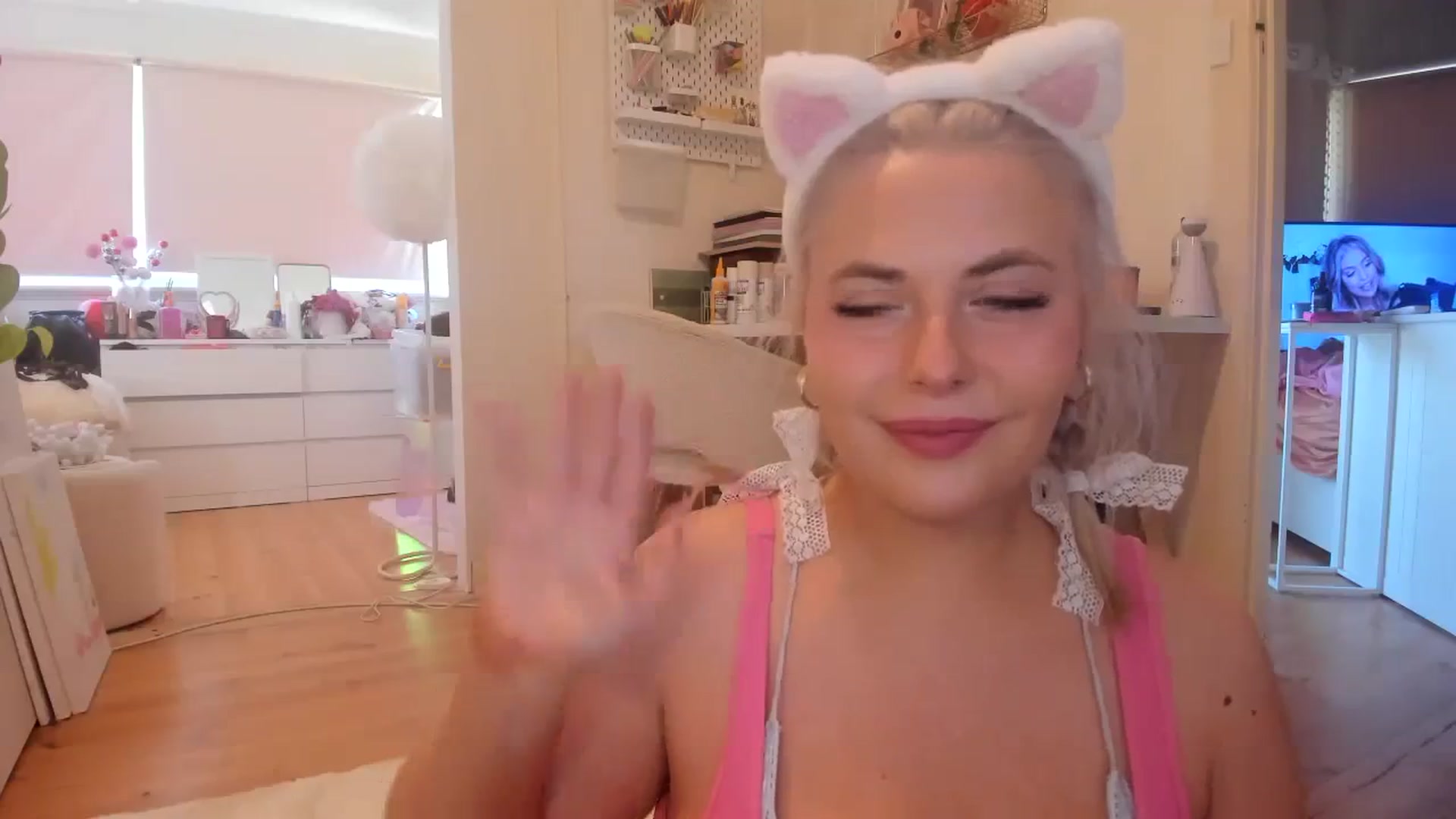 Gallery image thumbnail from Fun_Nikki's myfreecams stream on, 10/11/2023, 23:45 image 2 of 20