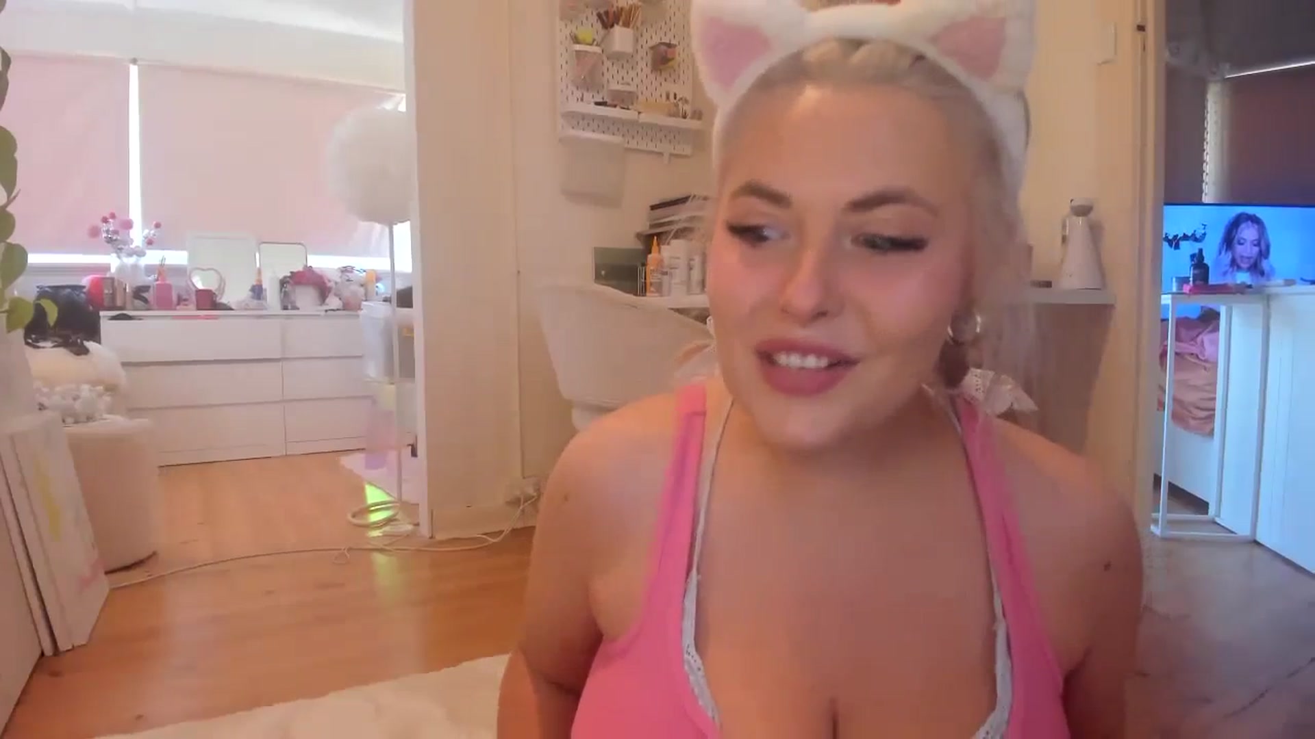 Gallery image thumbnail from Fun_Nikki's myfreecams stream on, 10/11/2023, 23:45 image 14 of 20