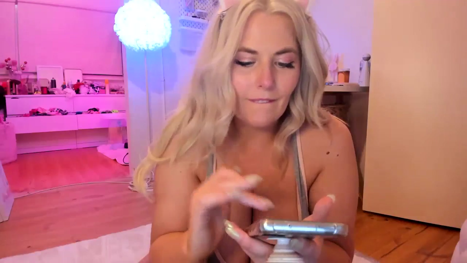 Gallery image thumbnail from Fun_Nikki's myfreecams stream on, 10/13/2023, 13:50 image 15 of 20