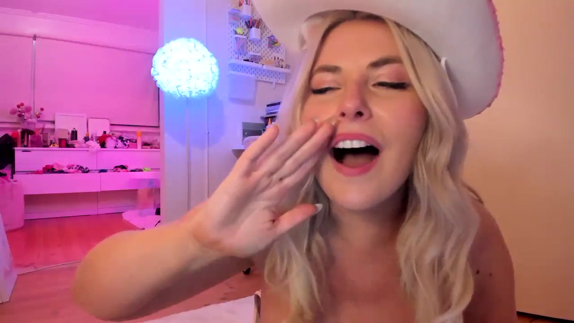 Gallery image thumbnail from Fun_Nikki's myfreecams stream on, 10/13/2023, 14:19 image 3 of 20