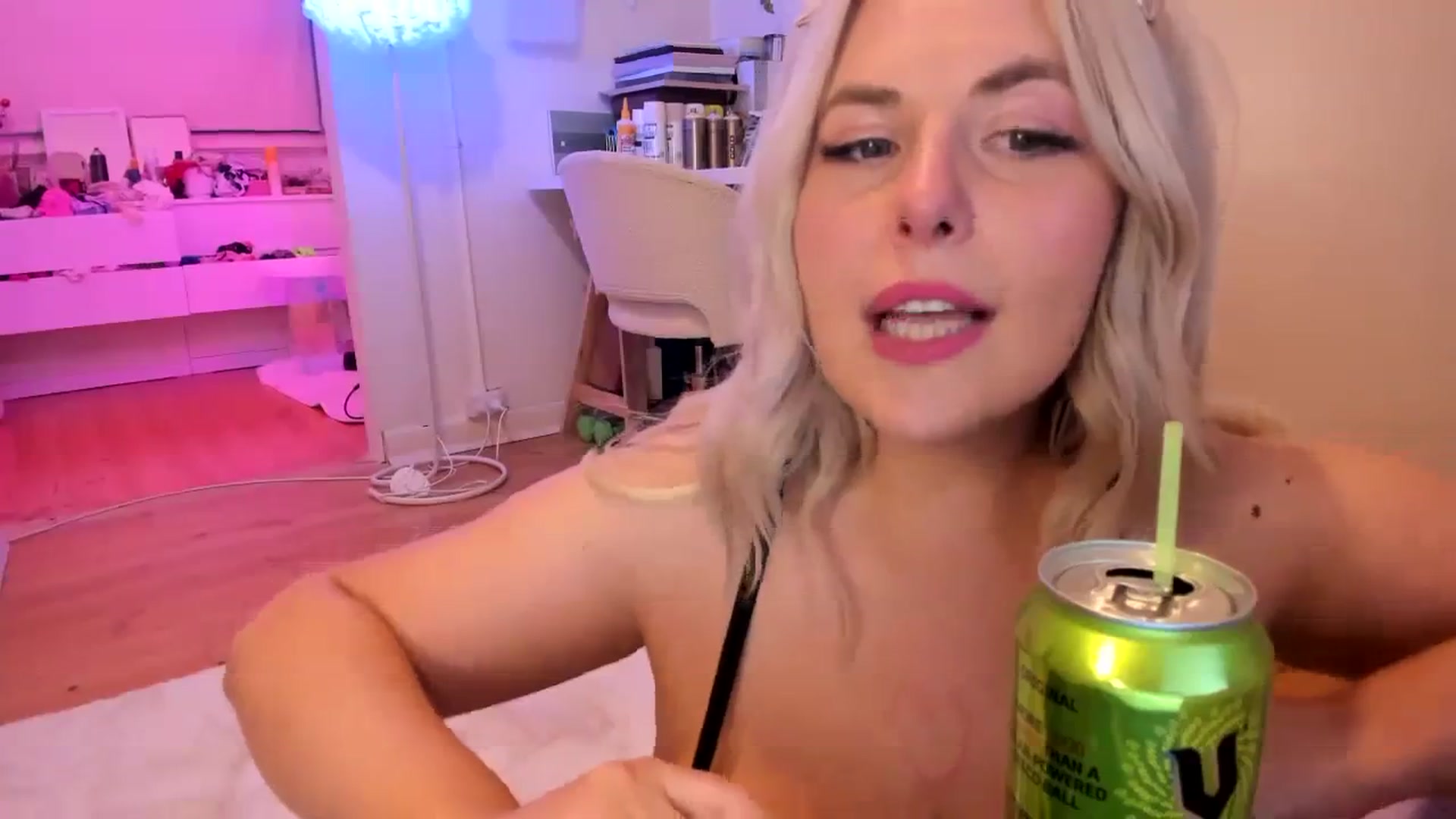 Gallery image thumbnail from Fun_Nikki's myfreecams stream on, 10/13/2023, 14:19 image 14 of 20