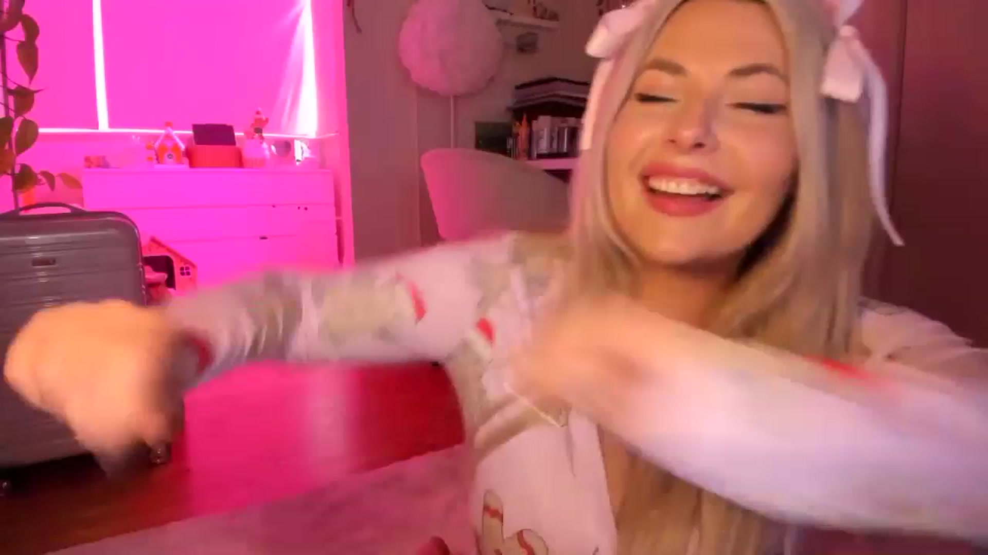 Gallery image thumbnail from Fun_Nikki's myfreecams stream on, 12/16/2023, 14:14 image 1 of 20