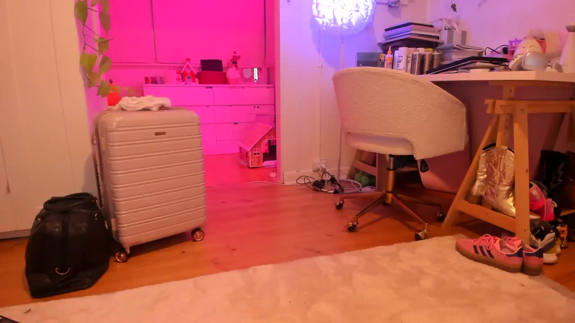Gallery image thumbnail from Fun_Nikki's myfreecams stream on, 12/17/2023, 11:29 image 6 of 20
