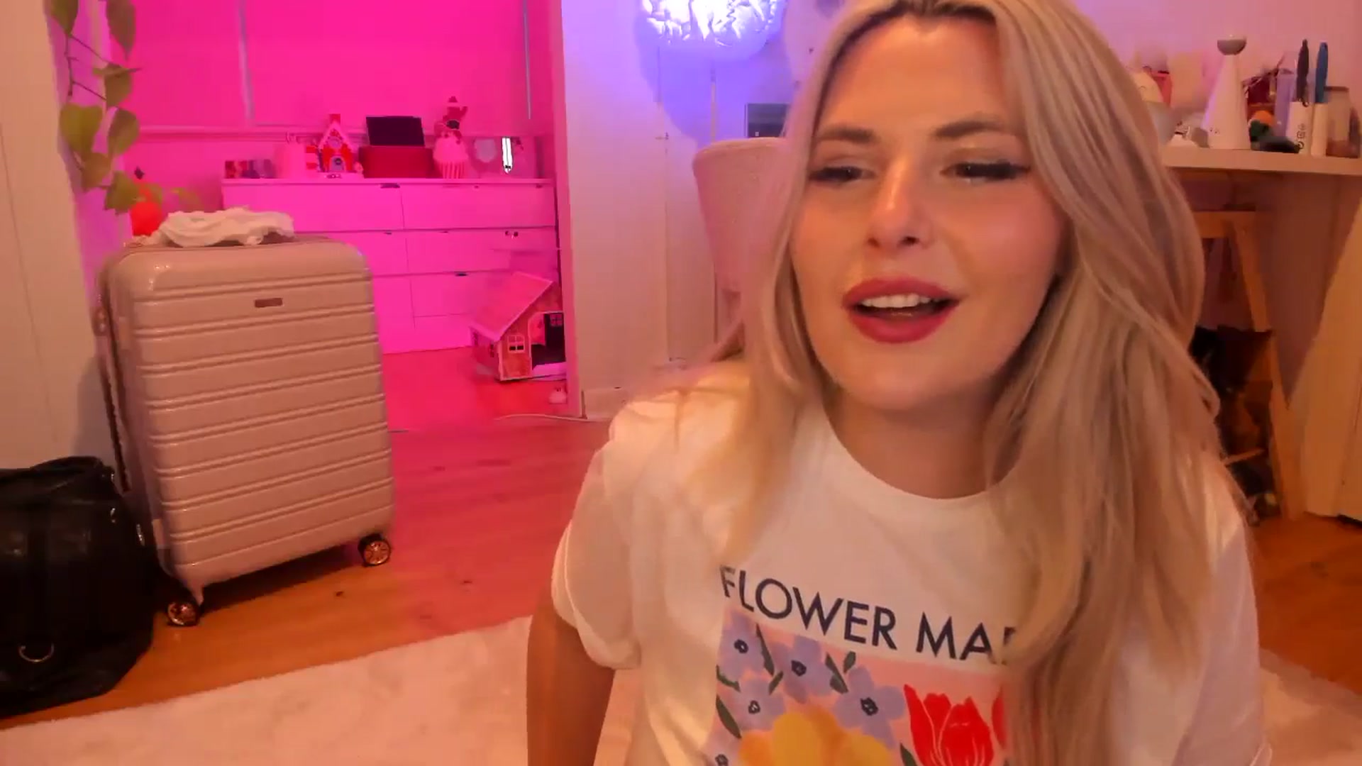 Gallery image thumbnail from Fun_Nikki's myfreecams stream on, 12/17/2023, 11:29 image 2 of 20