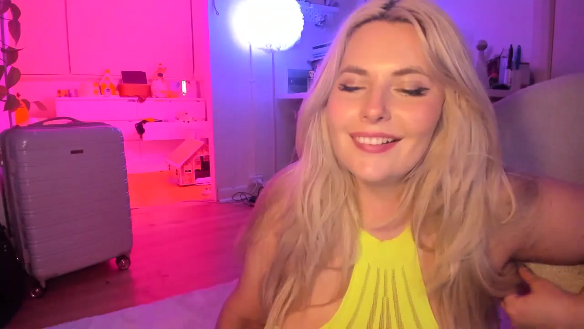 Gallery image thumbnail from Fun_Nikki's myfreecams stream on, 12/17/2023, 11:29 image 18 of 20