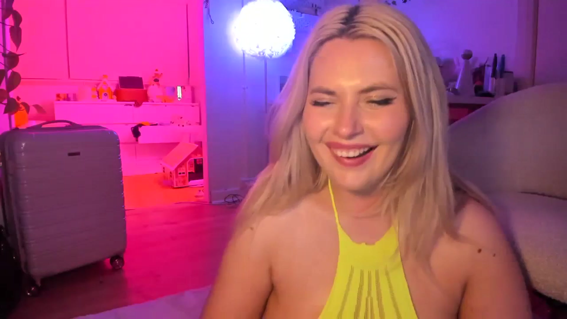 Gallery image thumbnail from Fun_Nikki's myfreecams stream on, 12/17/2023, 11:29 image 17 of 20
