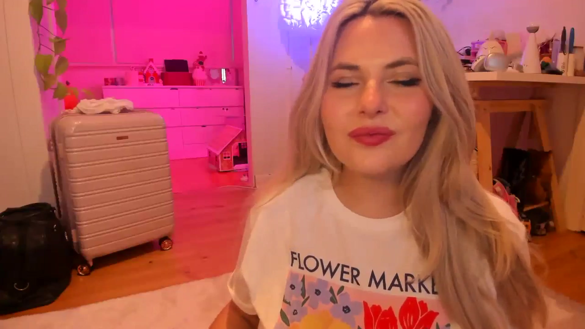 Gallery image thumbnail from Fun_Nikki's myfreecams stream on, 12/17/2023, 11:29 image 3 of 20