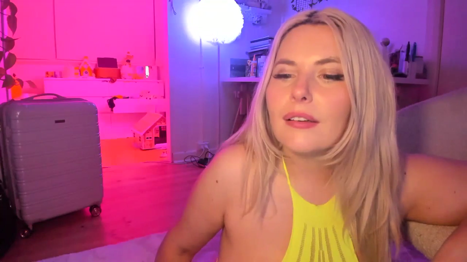 Gallery image thumbnail from Fun_Nikki's myfreecams stream on, 12/17/2023, 11:43 image 7 of 20