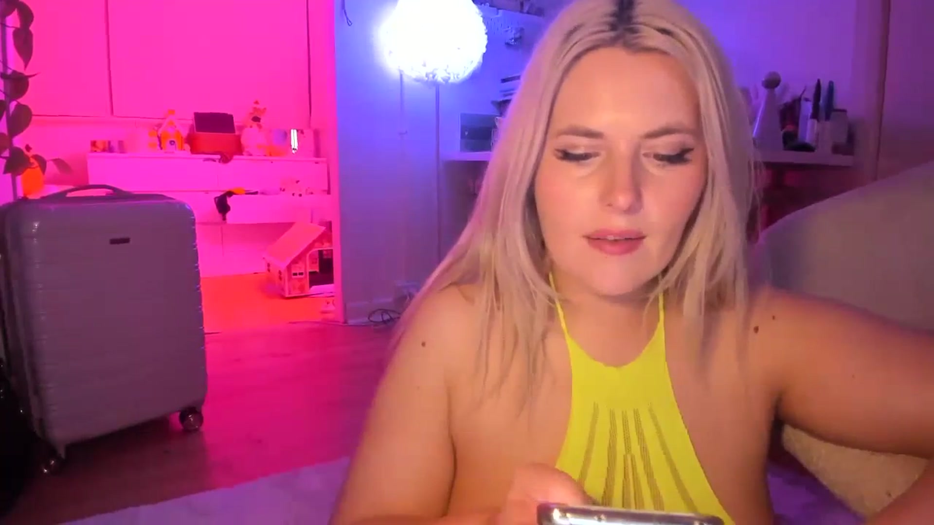 Gallery image thumbnail from Fun_Nikki's myfreecams stream on, 12/17/2023, 11:43 image 11 of 20