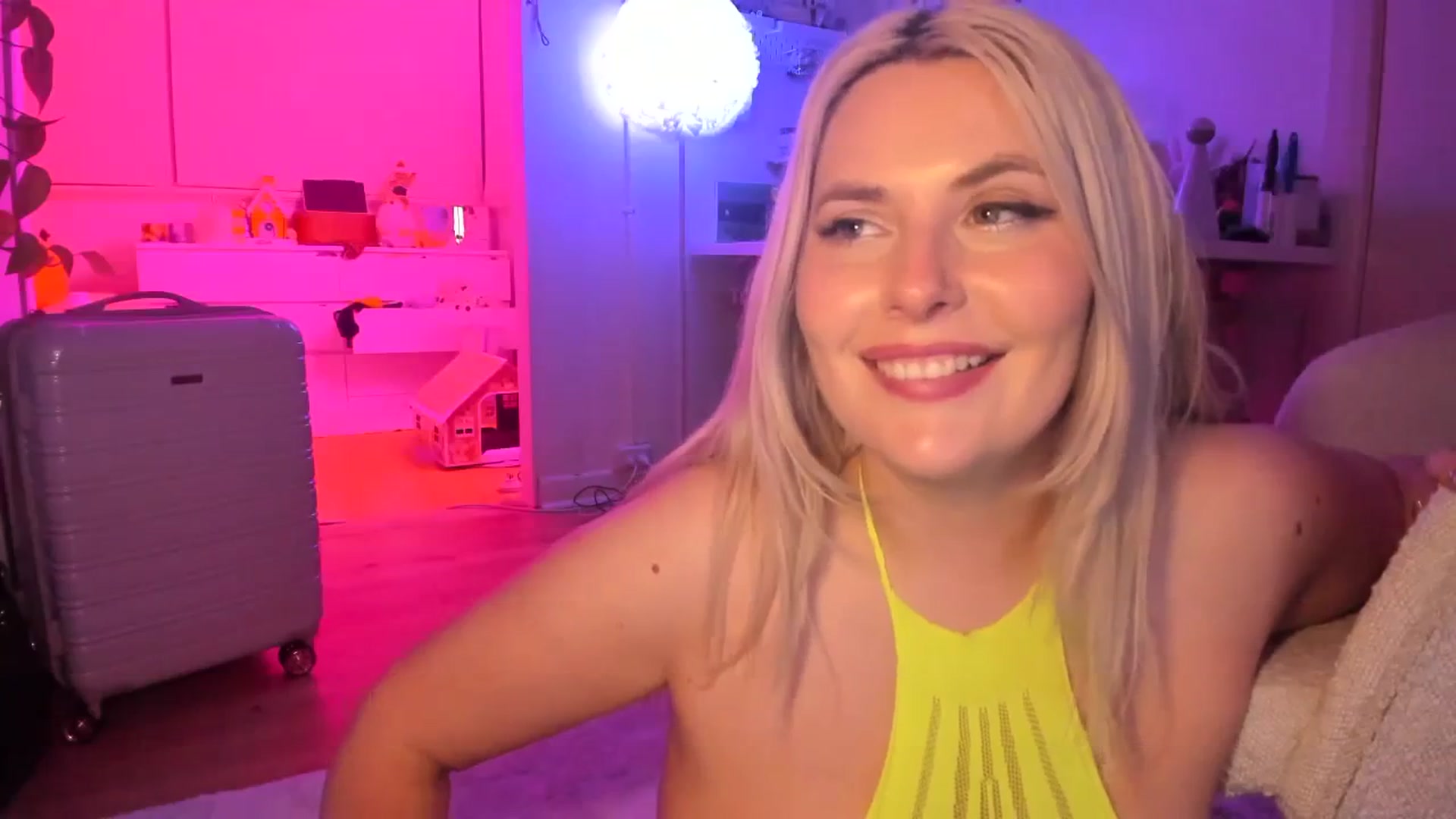 Gallery image thumbnail from Fun_Nikki's myfreecams stream on, 12/17/2023, 11:43 image 6 of 20