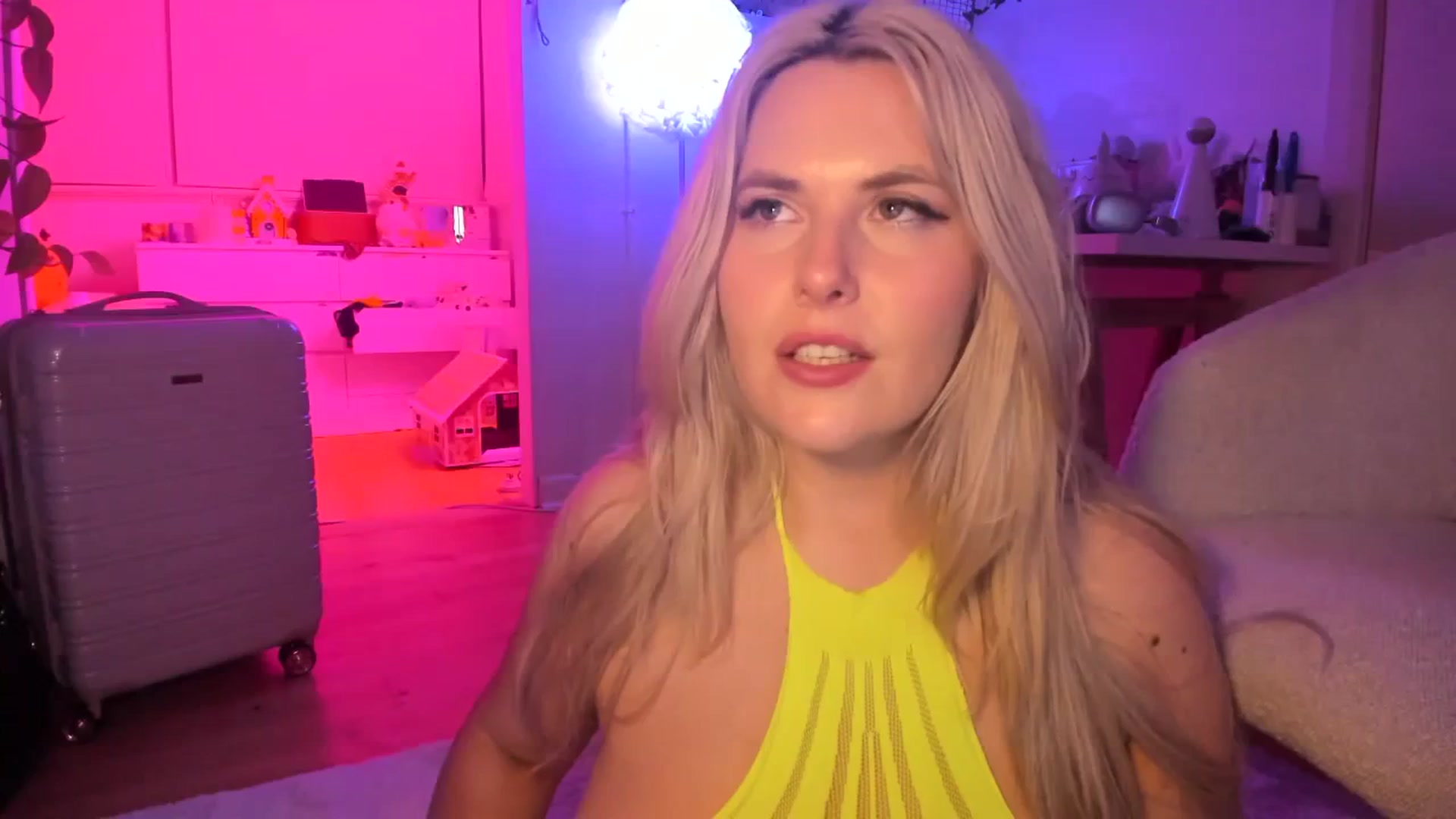 Gallery image thumbnail from Fun_Nikki's myfreecams stream on, 12/17/2023, 11:43 image 16 of 20