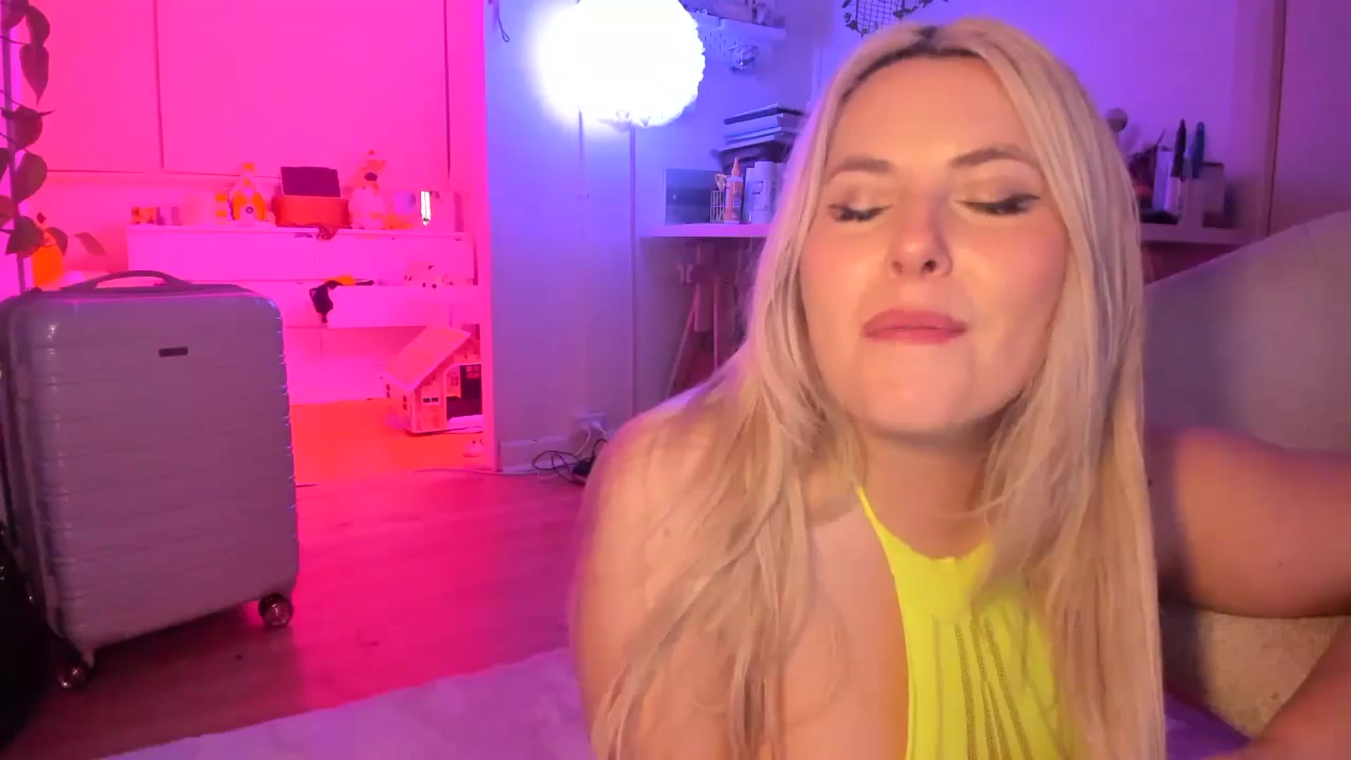 Gallery image thumbnail from Fun_Nikki's myfreecams stream on, 12/17/2023, 11:43 image 2 of 20
