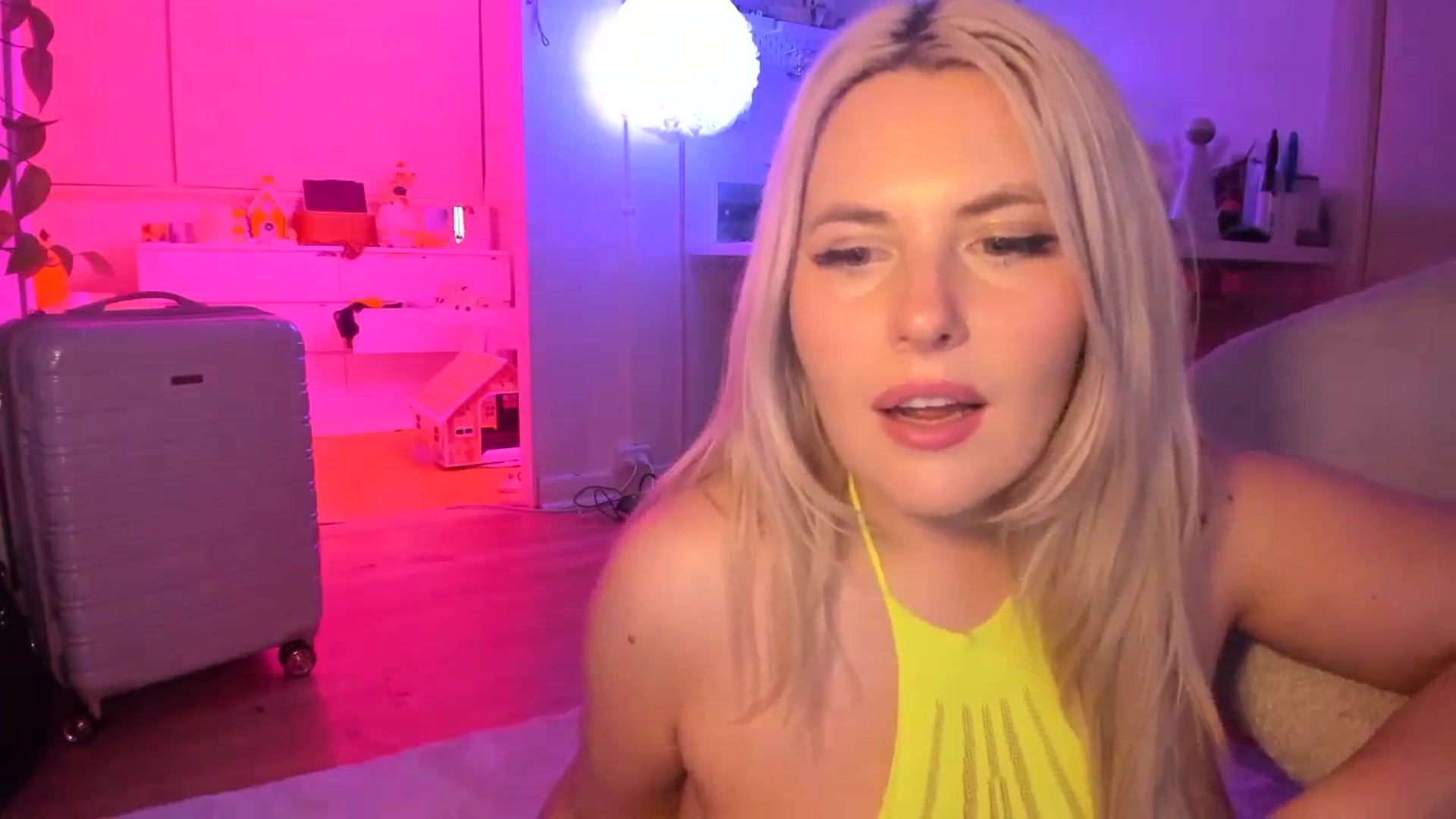Gallery image thumbnail from Fun_Nikki's myfreecams stream on, 12/17/2023, 11:43 image 8 of 20