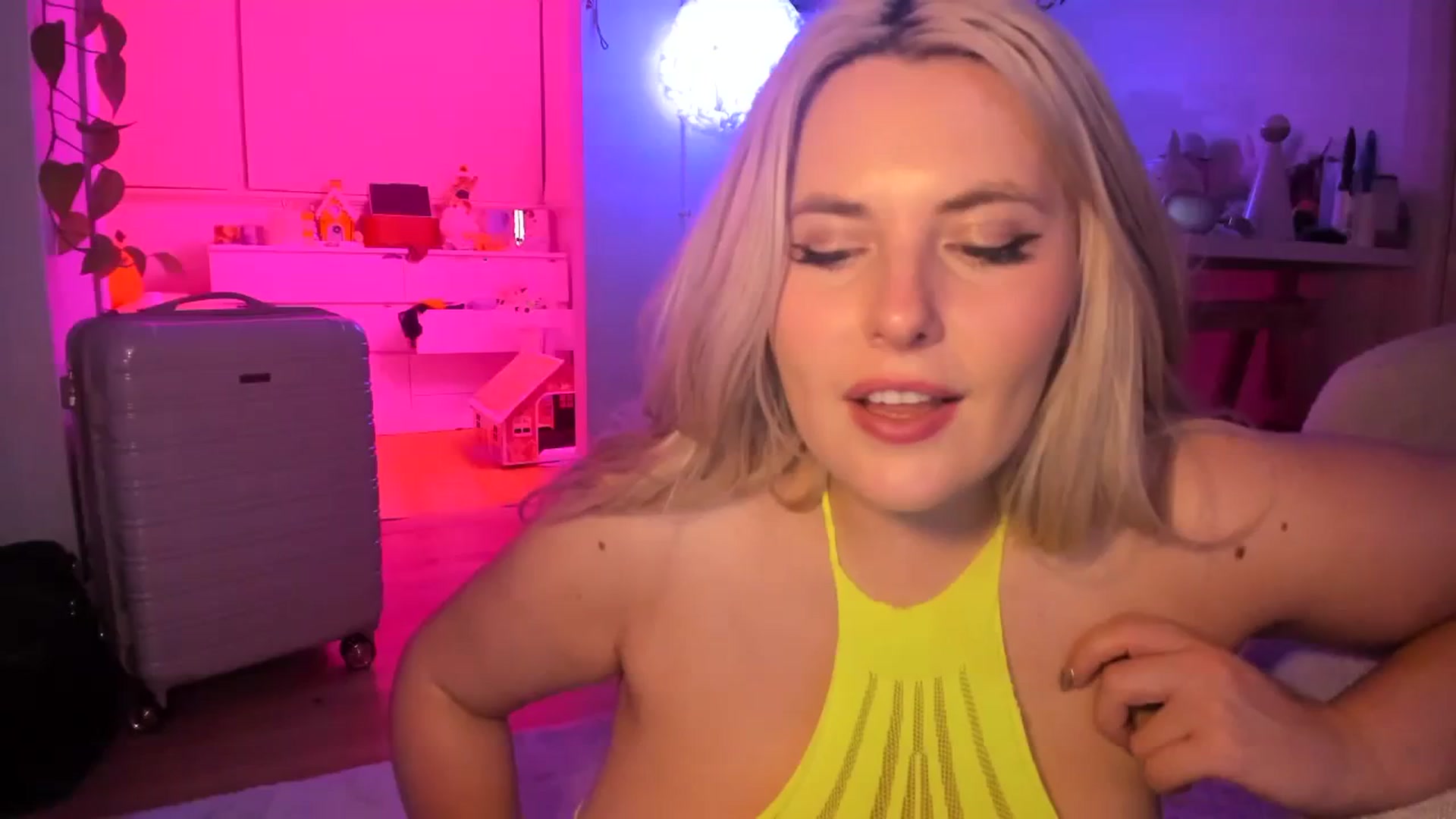 Gallery image thumbnail from Fun_Nikki's myfreecams stream on, 12/17/2023, 11:43 image 18 of 20