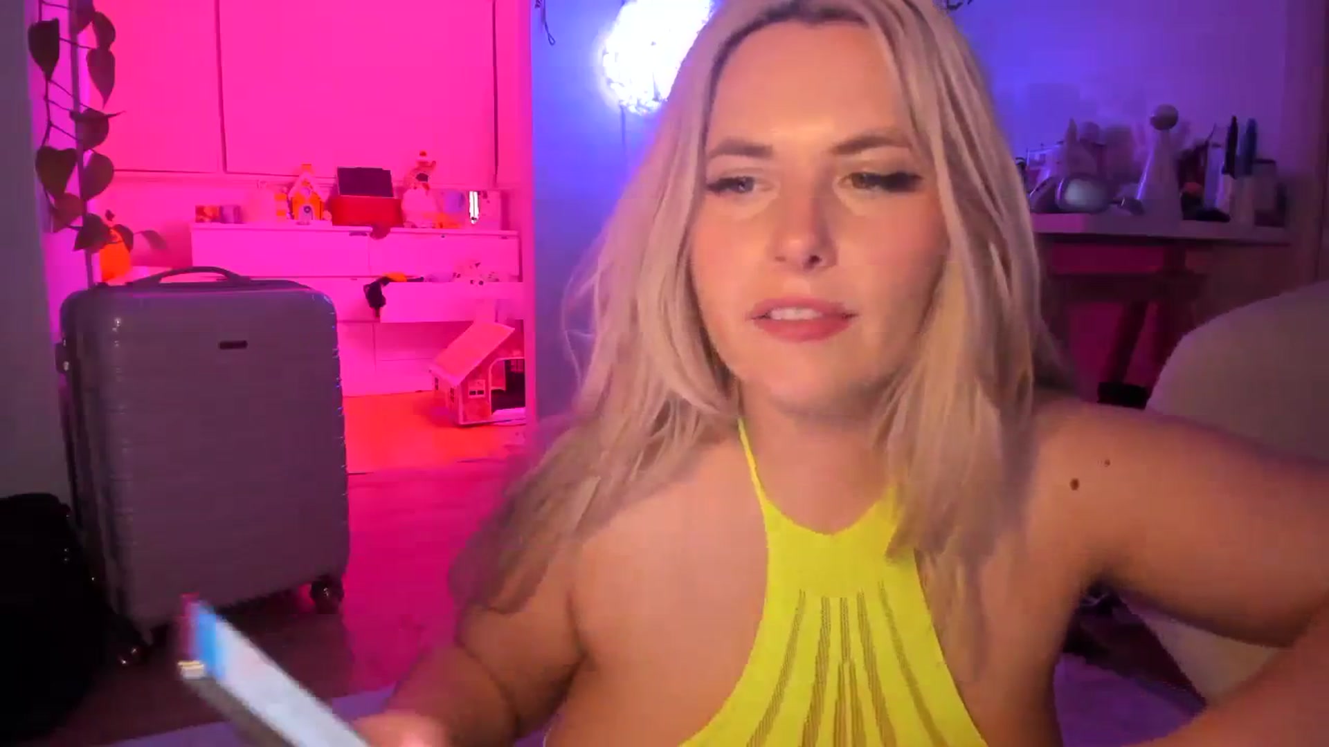 Gallery image thumbnail from Fun_Nikki's myfreecams stream on, 12/17/2023, 11:43 image 19 of 20