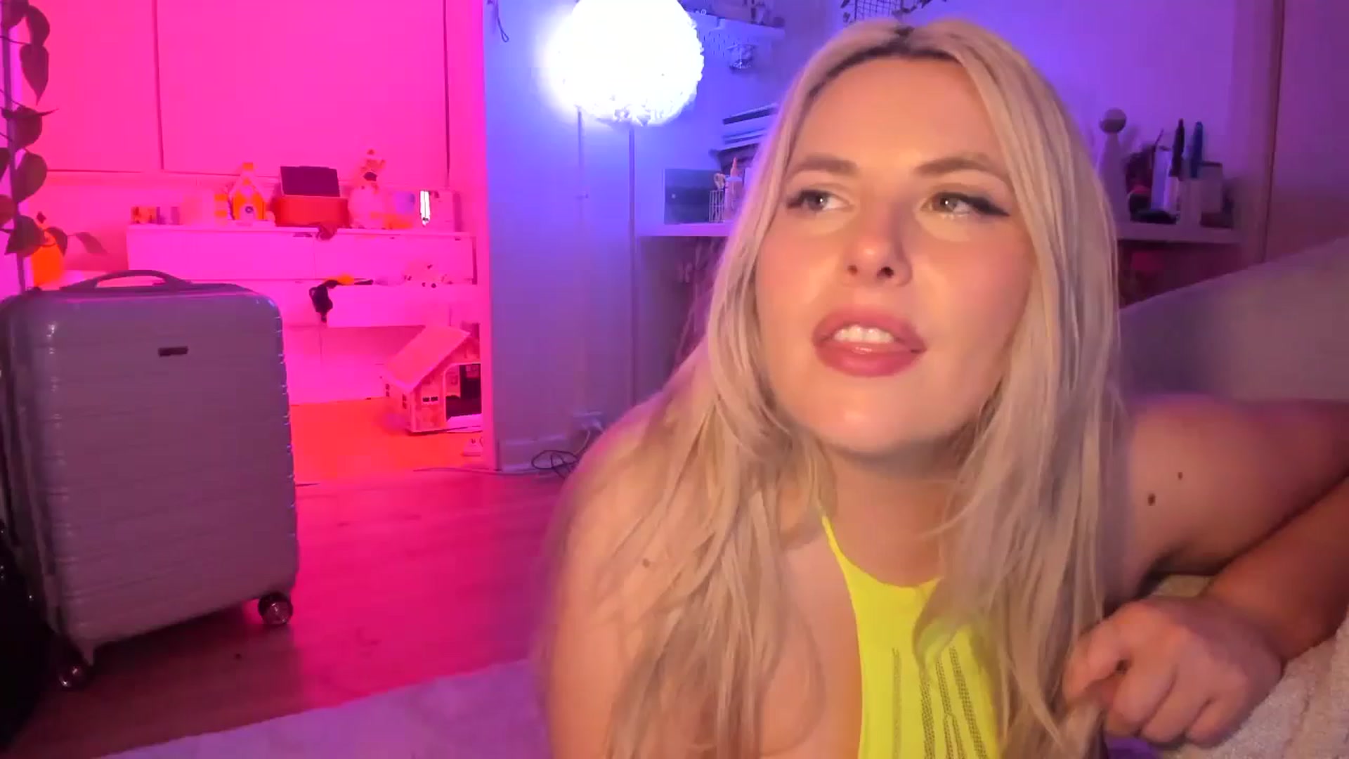 Gallery image thumbnail from Fun_Nikki's myfreecams stream on, 12/17/2023, 11:43 image 1 of 20