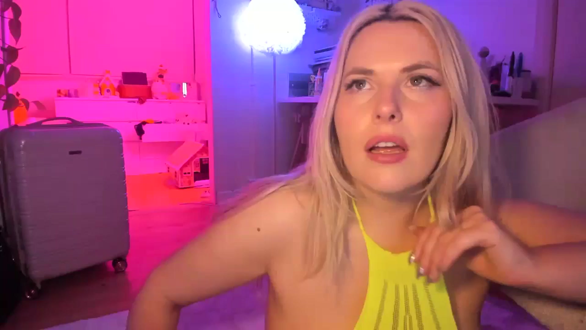 Gallery image thumbnail from Fun_Nikki's myfreecams stream on, 12/17/2023, 11:43 image 12 of 20