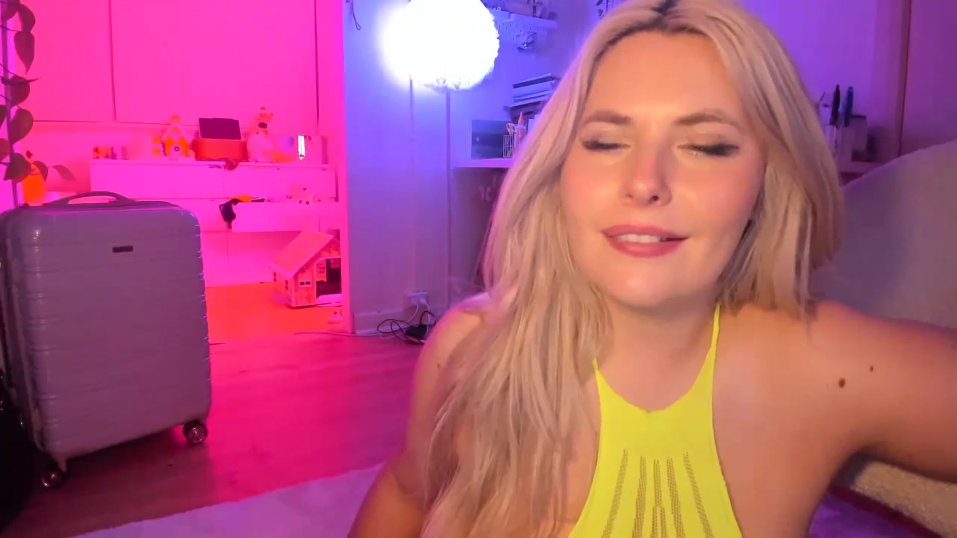Gallery image thumbnail from Fun_Nikki's myfreecams stream on, 12/17/2023, 11:43 image 5 of 20