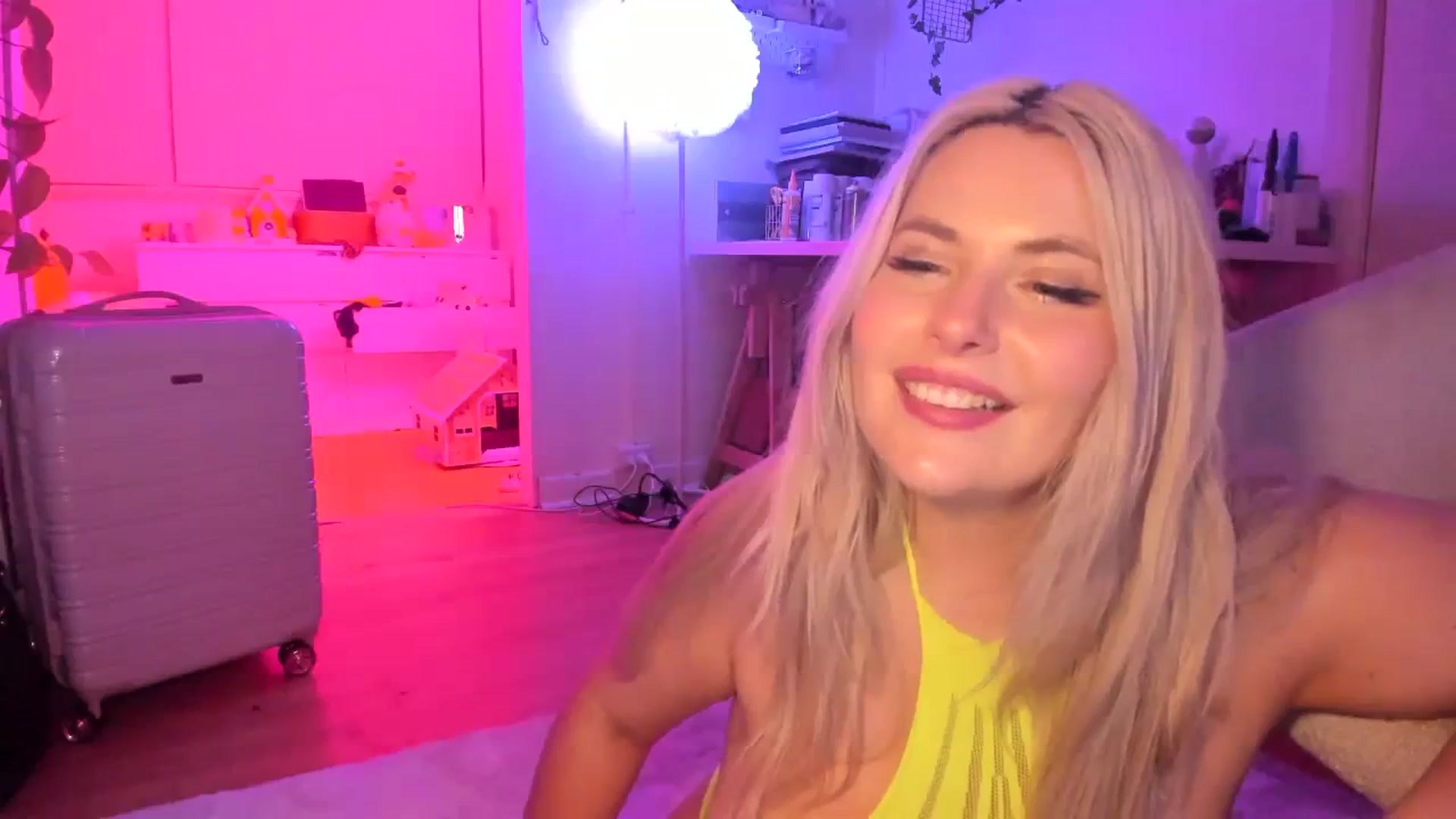 Gallery image thumbnail from Fun_Nikki's myfreecams stream on, 12/17/2023, 11:43 image 4 of 20