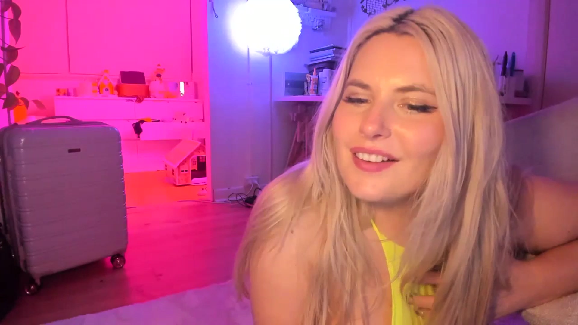 Gallery image thumbnail from Fun_Nikki's myfreecams stream on, 12/17/2023, 11:43 image 3 of 20