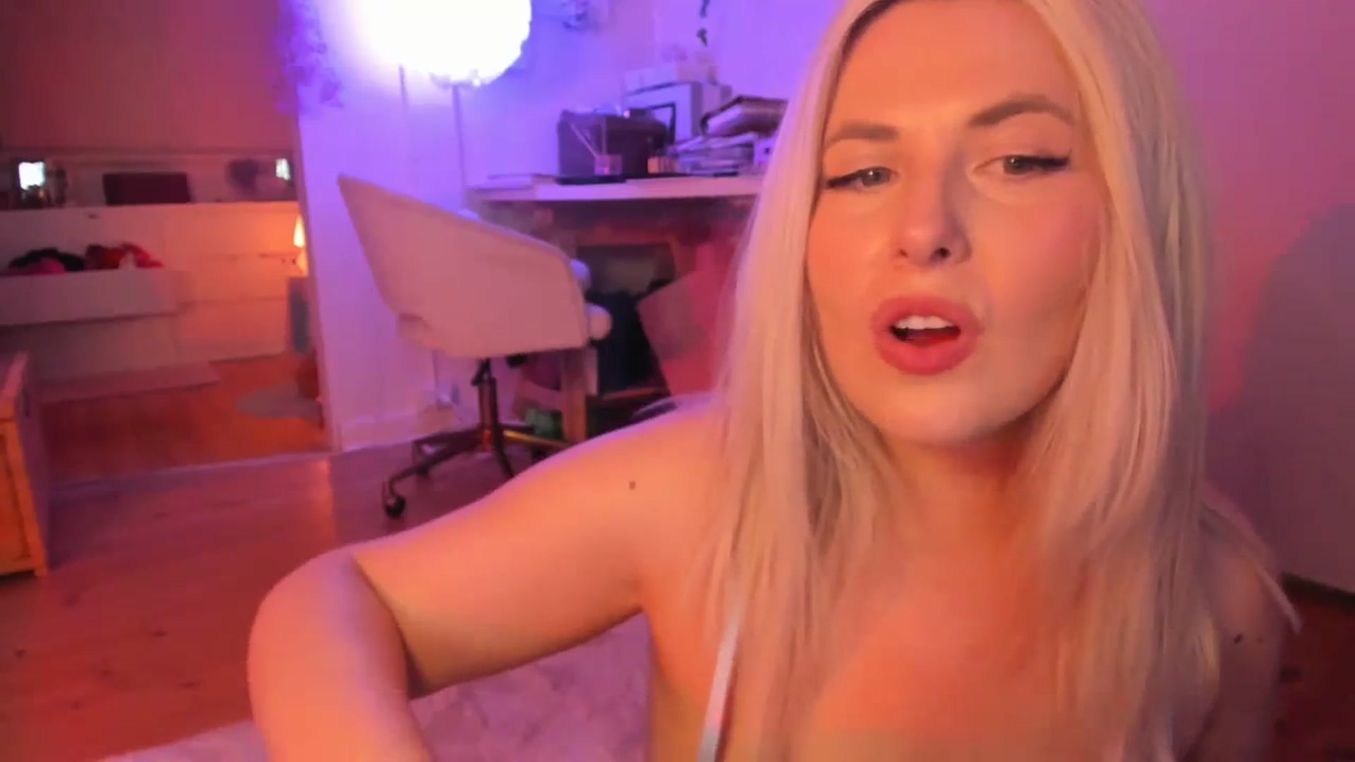 Gallery image thumbnail from Fun_Nikki's myfreecams stream on, 03/09/2024, 11:01 image 13 of 20