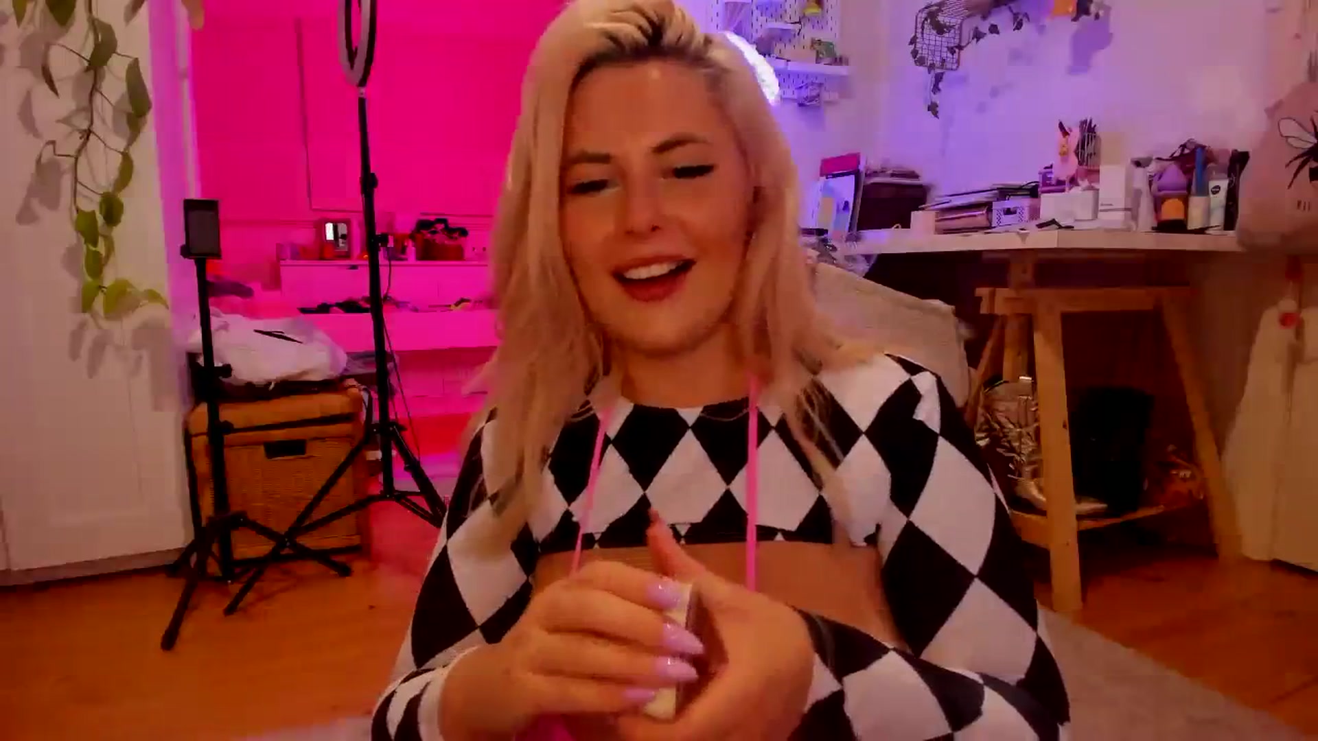 Gallery image thumbnail from Fun_Nikki's myfreecams stream on, 03/24/2024, 11:37 image 19 of 20