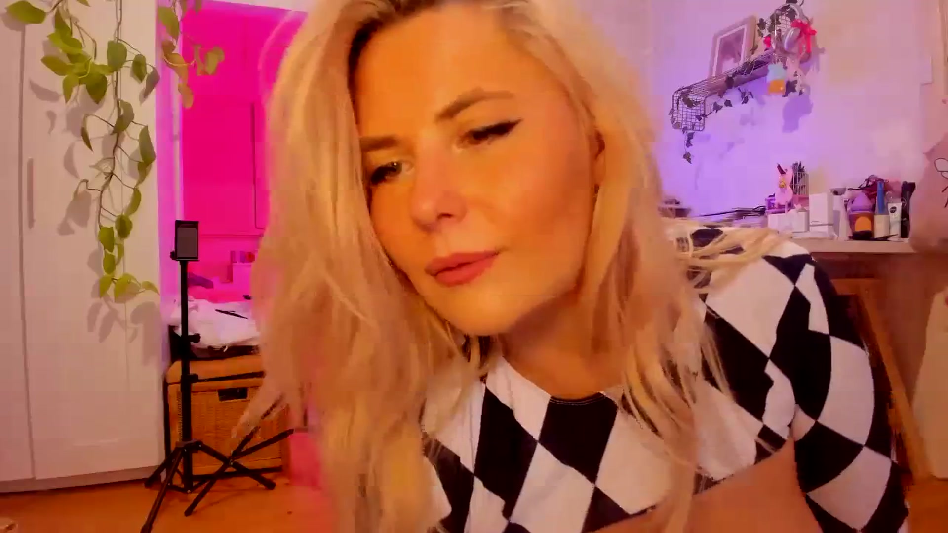 Gallery image thumbnail from Fun_Nikki's myfreecams stream on, 03/24/2024, 11:37 image 20 of 20