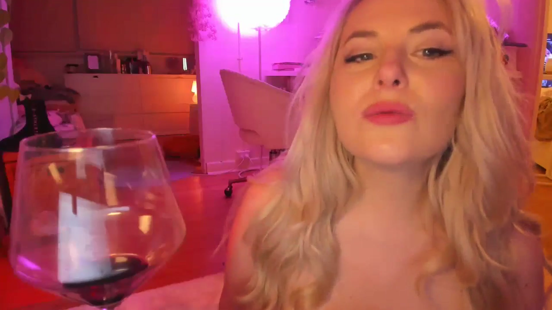 Gallery image thumbnail from Fun_Nikki's myfreecams stream on, 04/17/2024, 10:33 image 9 of 20