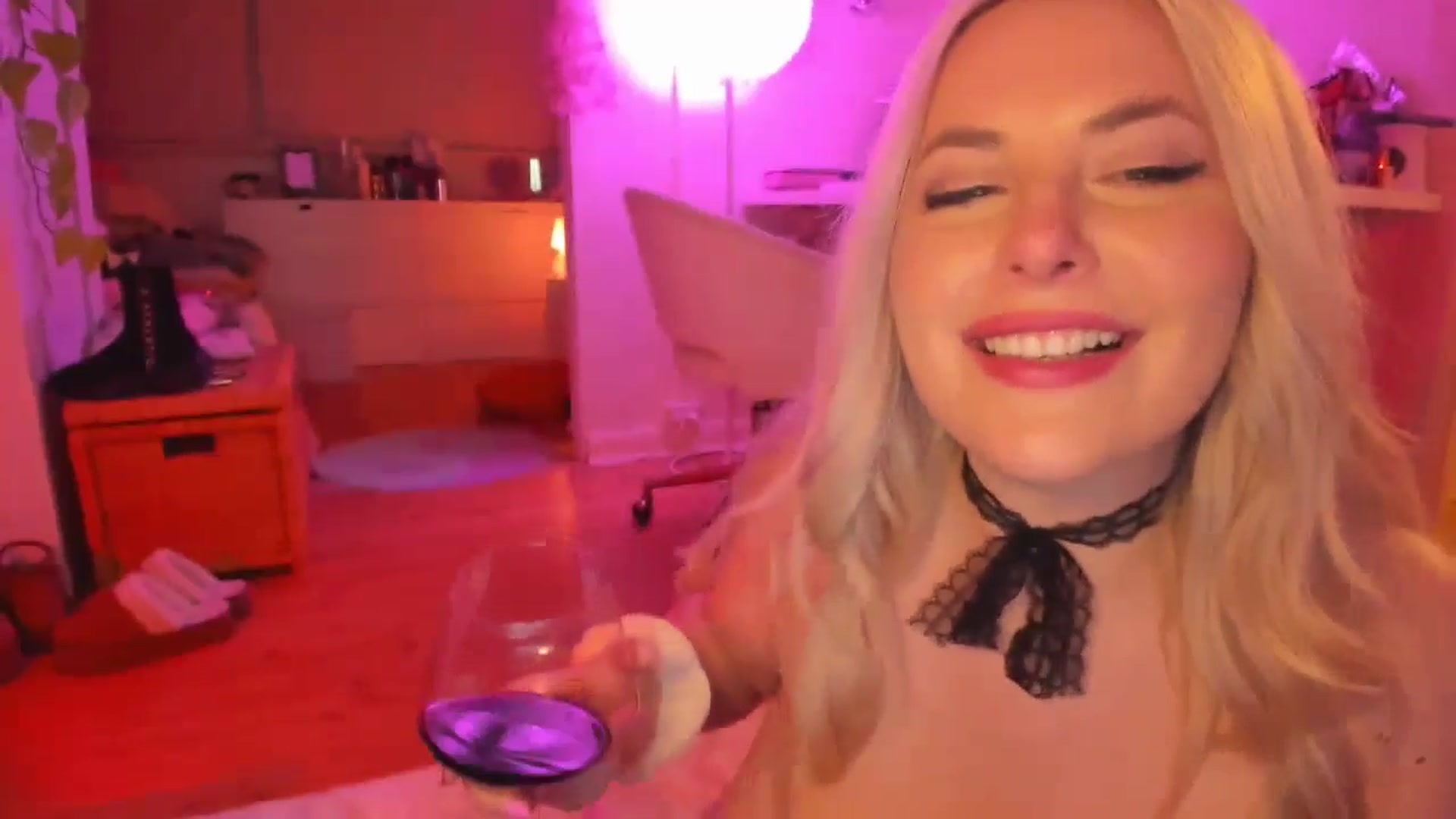 Gallery image thumbnail from Fun_Nikki's myfreecams stream on, 04/17/2024, 10:33 image 15 of 20