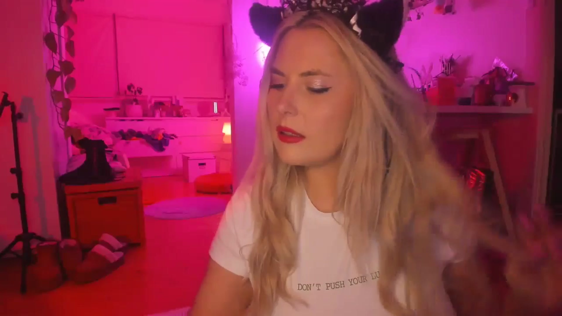 Gallery image thumbnail from Fun_Nikki's myfreecams stream on, 04/19/2024, 11:45 image 18 of 20