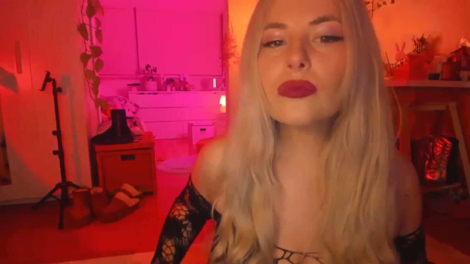 Gallery image thumbnail from Fun_Nikki's myfreecams stream on, 04/19/2024, 11:45 image 7 of 20