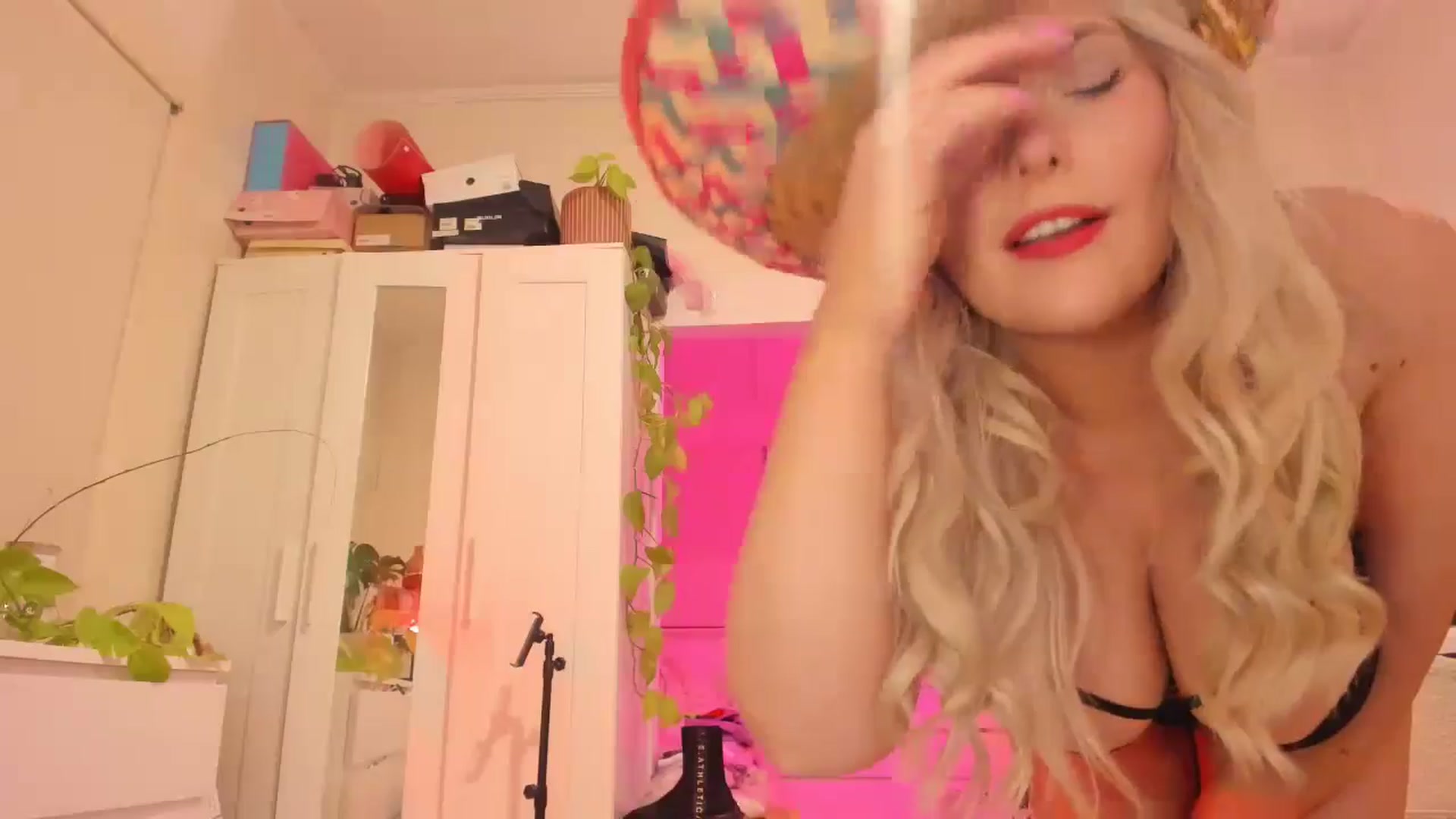 Gallery image thumbnail from Fun_Nikki's myfreecams stream on, 04/20/2024, 12:00 image 6 of 20