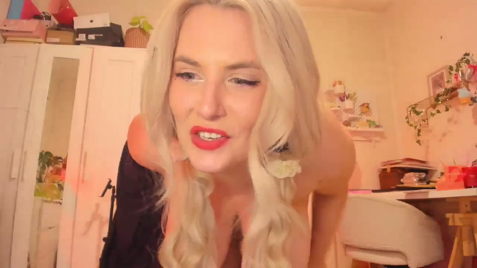 Gallery image thumbnail from Fun_Nikki's myfreecams stream on, 04/20/2024, 12:00 image 10 of 20