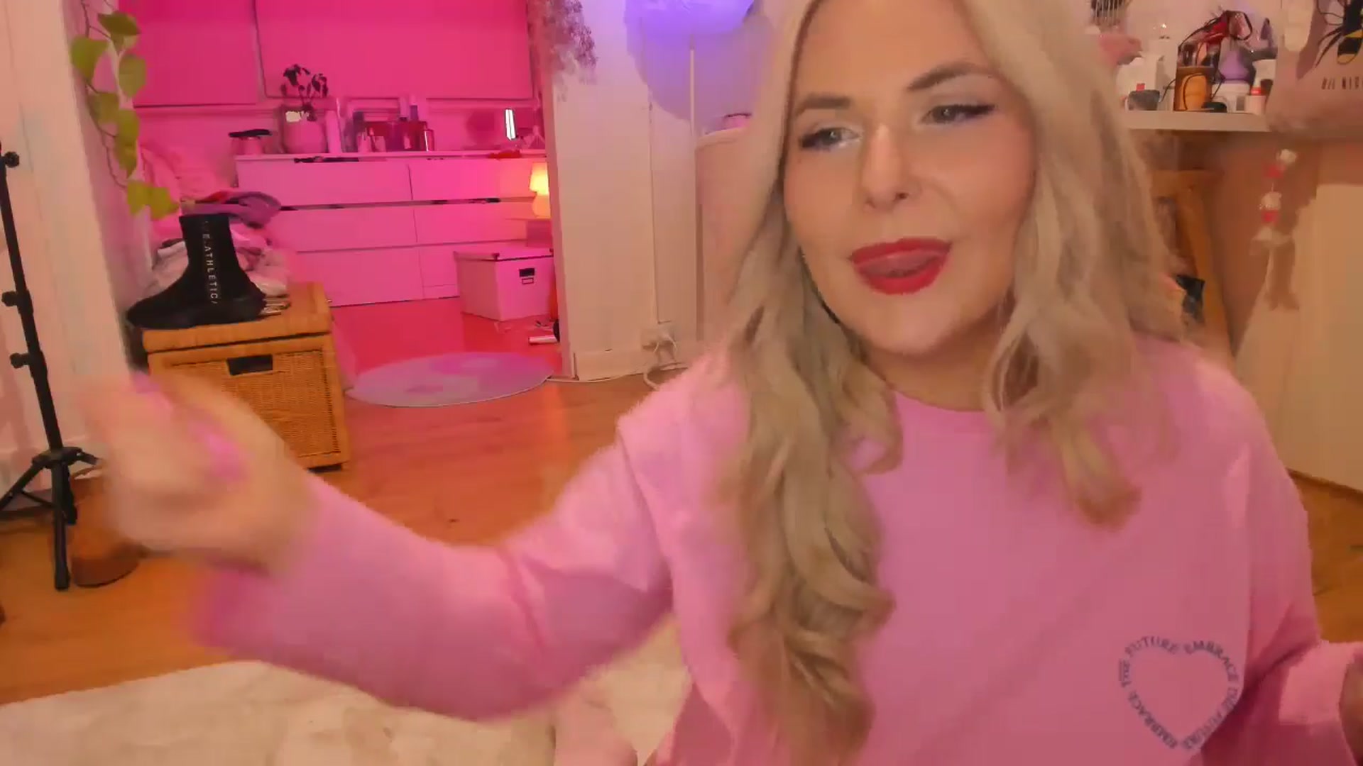 Gallery image thumbnail from Fun_Nikki's myfreecams stream on, 04/20/2024, 12:00 image 4 of 20