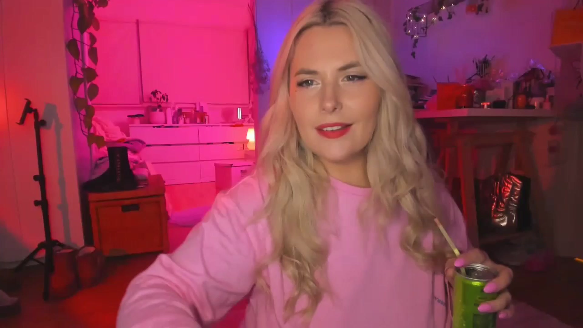 Gallery image thumbnail from Fun_Nikki's myfreecams stream on, 04/20/2024, 12:00 image 1 of 20