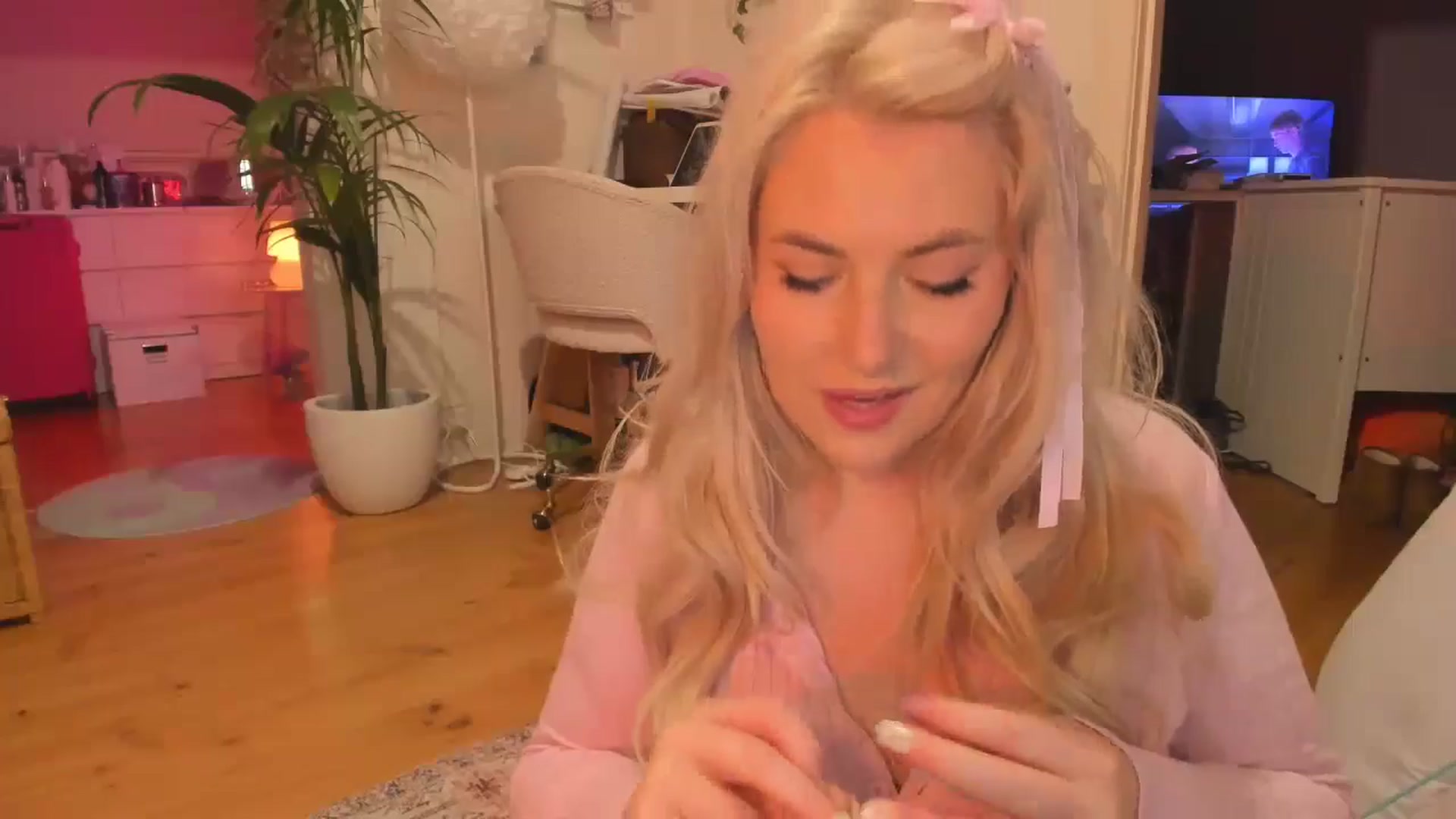 Gallery image thumbnail from Fun_Nikki's myfreecams stream on, 05/18/2024, 11:48 image 6 of 20