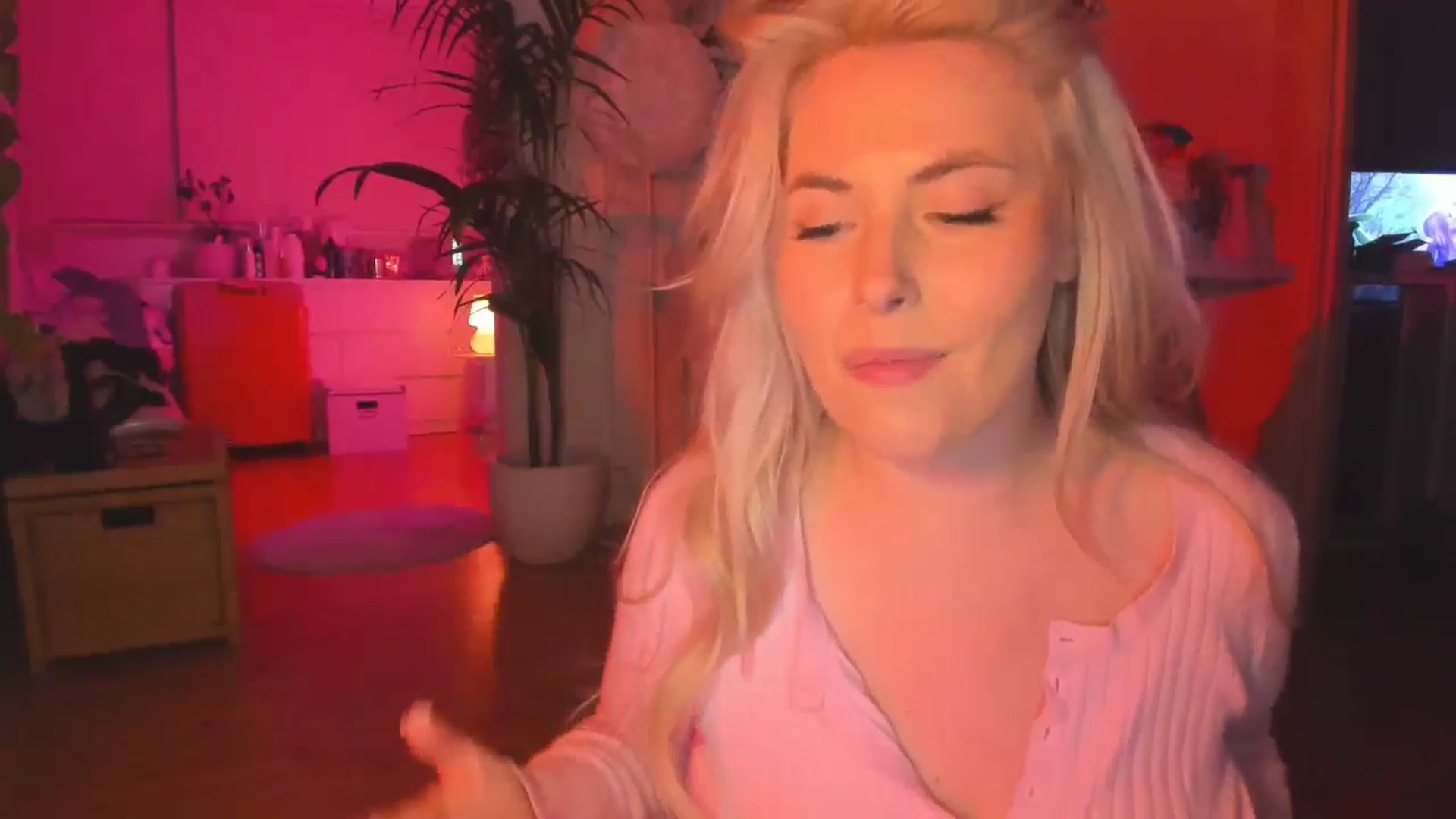 Gallery image thumbnail from Fun_Nikki's myfreecams stream on, 05/18/2024, 11:48 image 19 of 20
