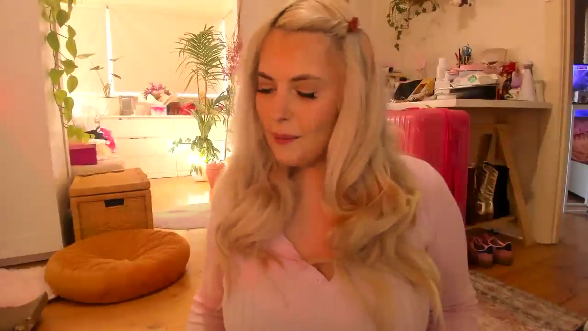 Gallery image thumbnail from Fun_Nikki's myfreecams stream on, 05/29/2024, 24:01 image 12 of 20