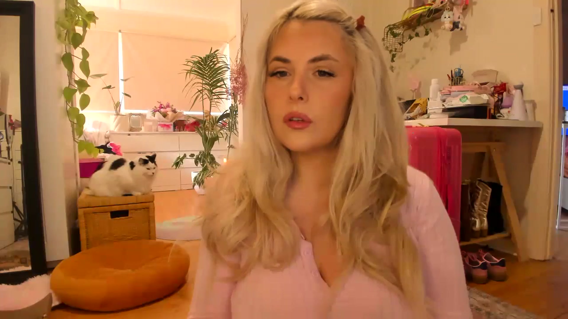 Gallery image thumbnail from Fun_Nikki's myfreecams stream on, 05/29/2024, 24:01 image 5 of 20