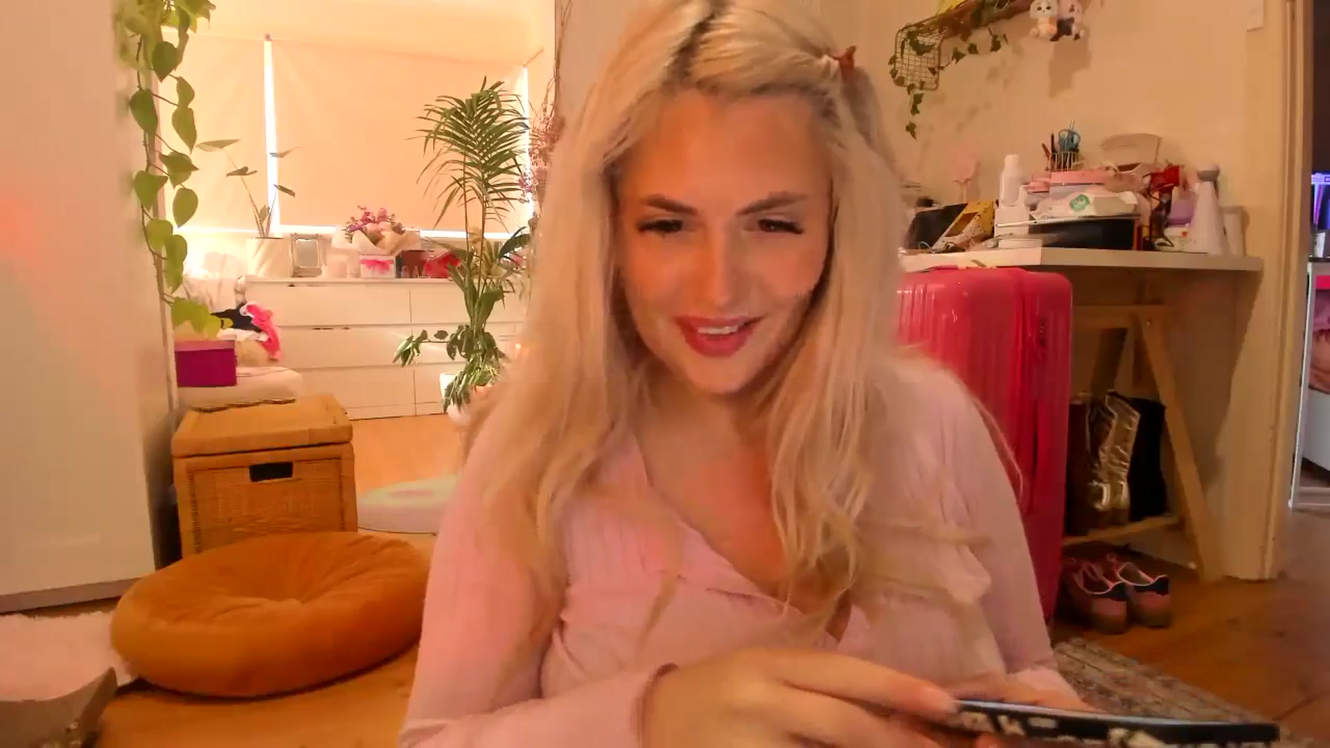 Gallery image thumbnail from Fun_Nikki's myfreecams stream on, 05/29/2024, 24:01 image 8 of 20