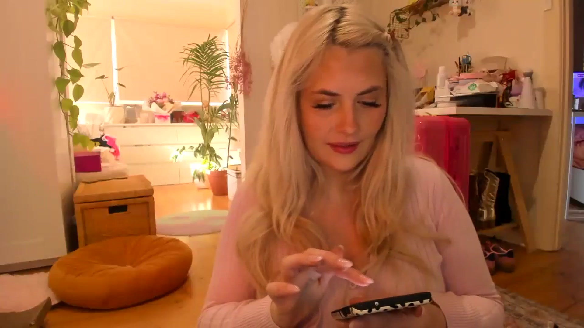 Gallery image thumbnail from Fun_Nikki's myfreecams stream on, 05/29/2024, 24:01 image 10 of 20