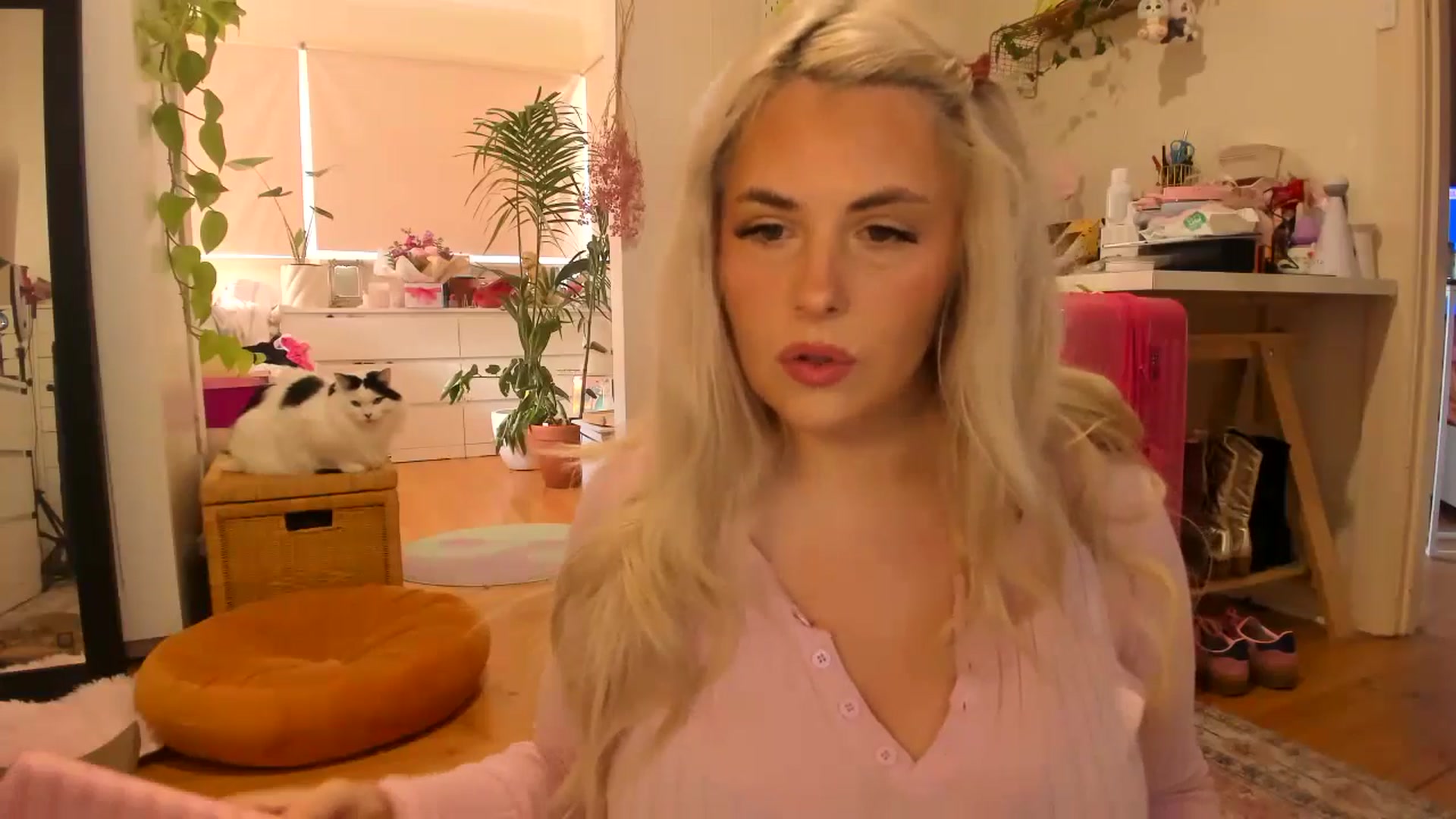 Gallery image thumbnail from Fun_Nikki's myfreecams stream on, 05/29/2024, 24:01 image 4 of 20