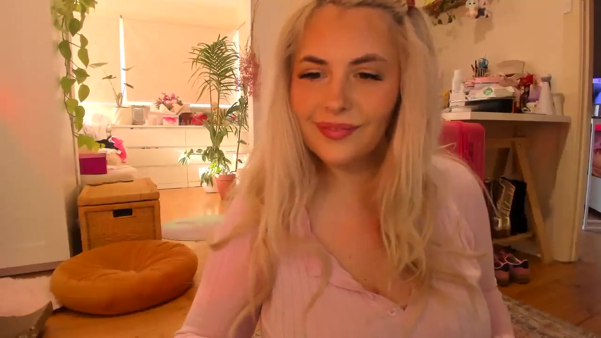 Gallery image thumbnail from Fun_Nikki's myfreecams stream on, 05/29/2024, 24:01 image 9 of 20